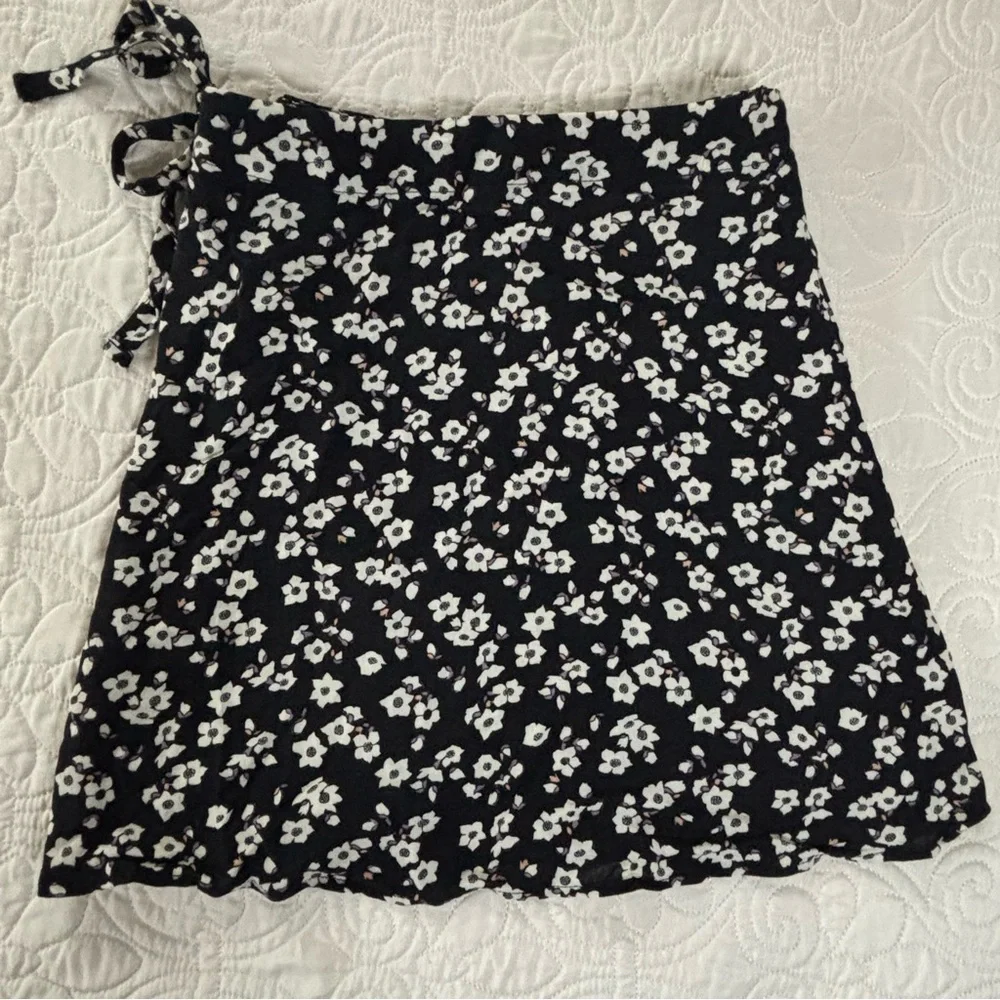 Aeropostale Black Floral Tie-Waist Skirt